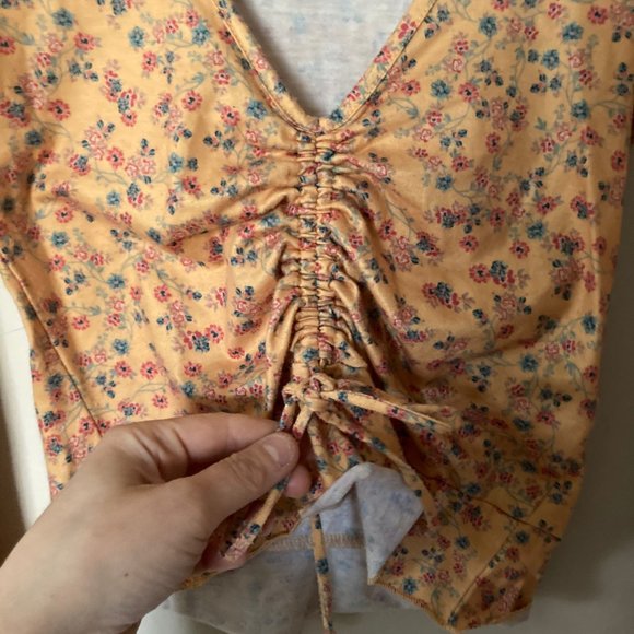Cute orange floral cinched crop top with flare sleeves. - Picture 4 of 7